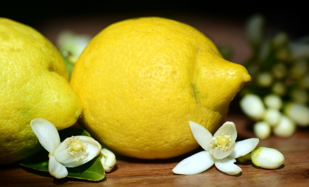 enlever une tache de rouge a levres avec du citron