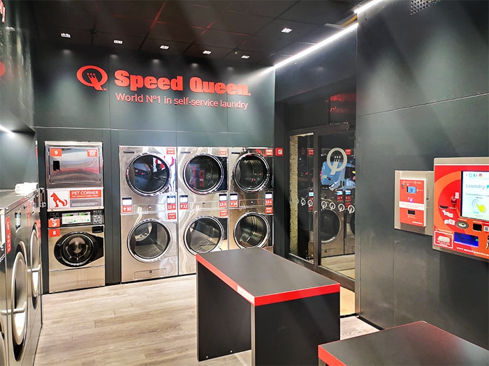 Opening laundromat in Roma