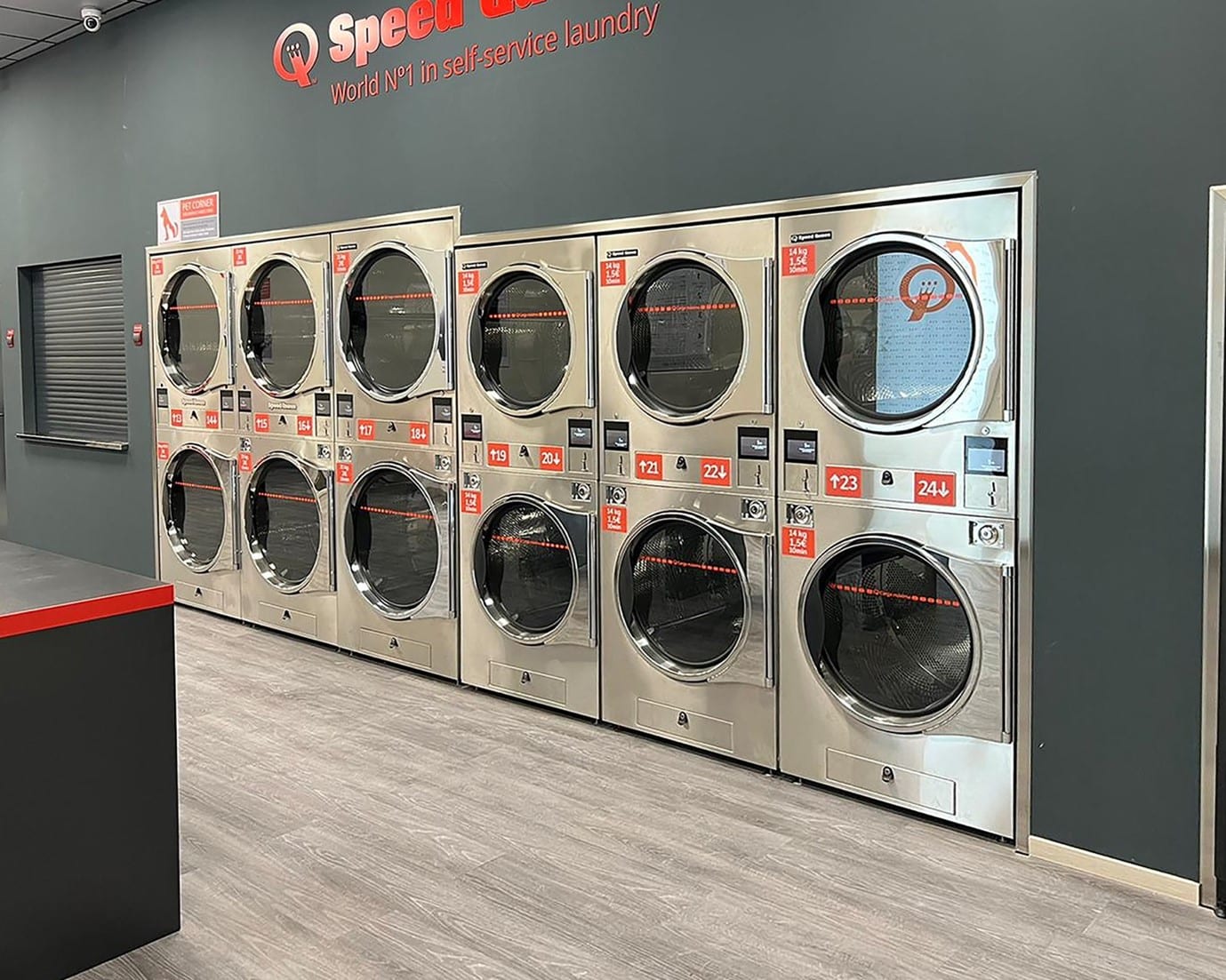 Self-service laundry Store Cantabria An laundry store in Cantabria showcasing several washing machines, ready for use in a clean and functional environment.