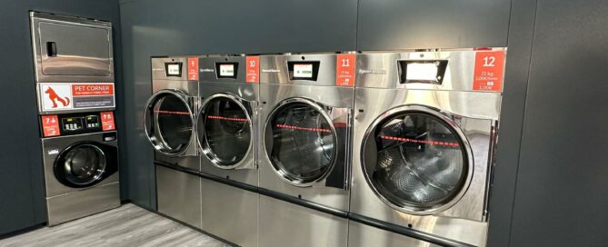 Picture of several Speed Queen washing machines in a store in Cantabria.