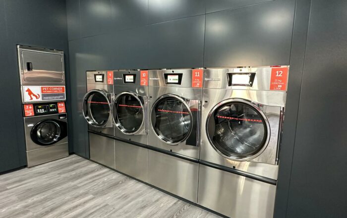 Picture of several Speed Queen washing machines in a store in Cantabria.